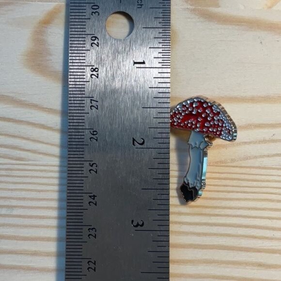Red & White Mushroom Enamel Pin Badge With Gold-Tone Backing - Picture 3 of 3